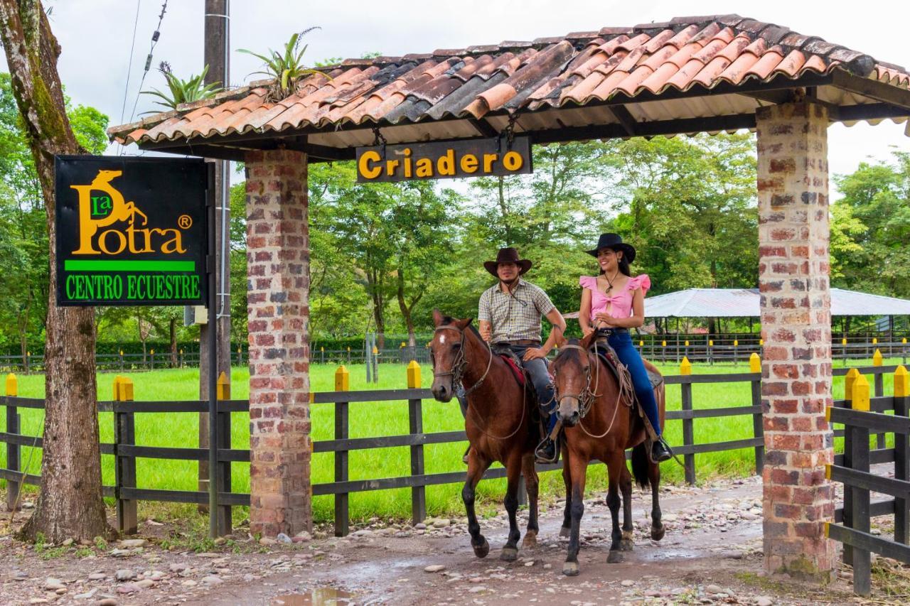 Hotel Campestre La Potra Apiay Екстер'єр фото